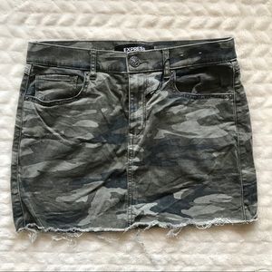 Express camo mini mid rise skirt